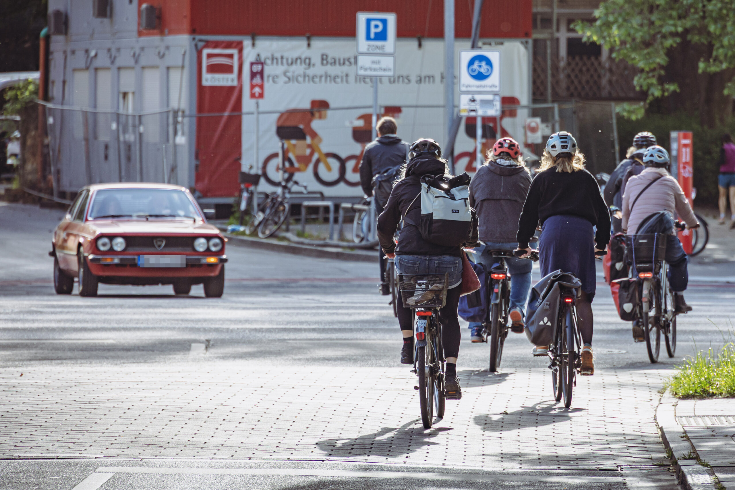 In Hamburgs Fahrradstraßen und auf den Radwegen wird es zu Pendlerzeiten immer voller.
