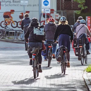 In Hamburgs Fahrradstraßen und auf den Radwegen wird es zu Pendlerzeiten immer voller.