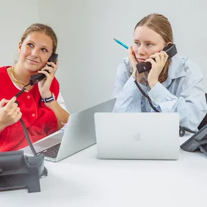 Tessa (l.) und Emilia (r.) sitzen am Telefon und versuchen Arzttermine zu bekommen.