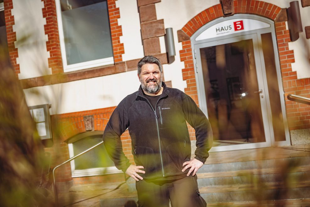 Betriebsleiter Ronny Nelson (43) vor dem „Haus 5“ auf St. Pauli.