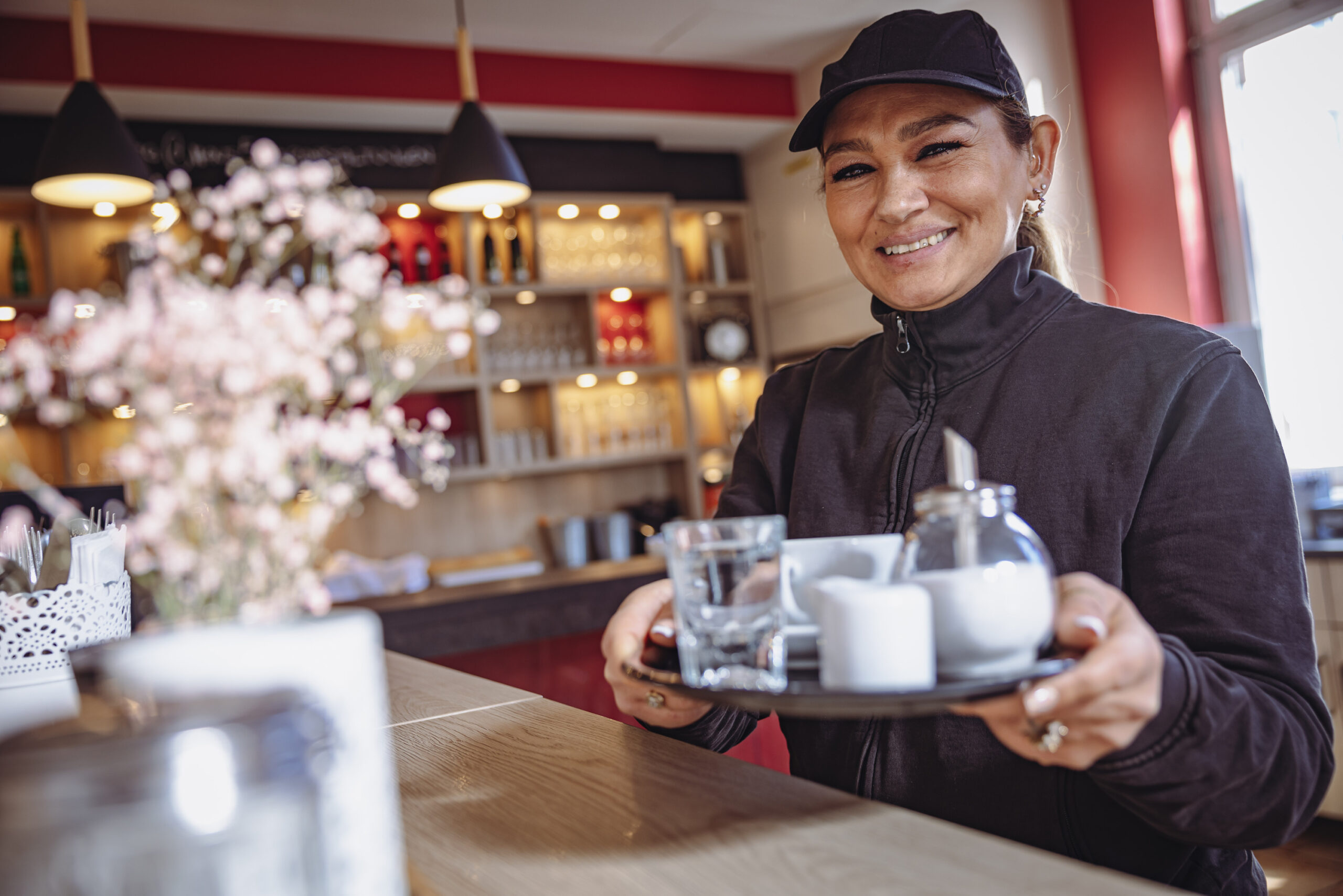 Servicekraft Gülden Citak (45) aus Altona arbeitet seit 14 Jahren für das „Haus 5“.