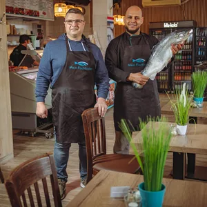 Nazih Seliman (r.) im alten Laden in Niendorf-Nord. Damals war noch Igor Chvetsov der Inhaber (l.).