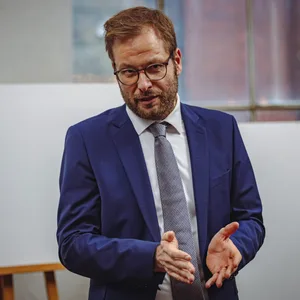 Anjes Tjarks (Grüne) wurde in der vergangenen Legislatur oftmals eine „Anti-Autofahrer-Politik“ vorgeworfen.