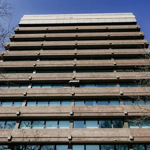 Jeder Altonaer gruselt sich vor einer „Einladung“ in das Gebäude: Hier kann man schon mal eine Weile anstehen.