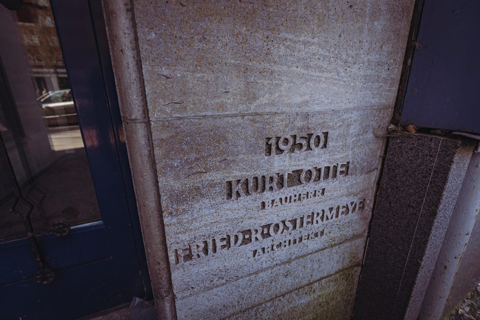 Eine Granitplatte erinnert an den Architekten Friedrich Ostermeyer.