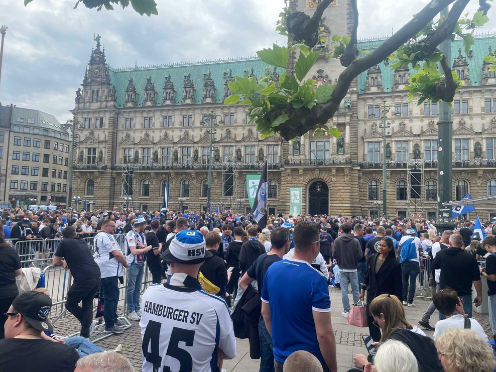 HSV-Fans auf dem Rathausmarkt