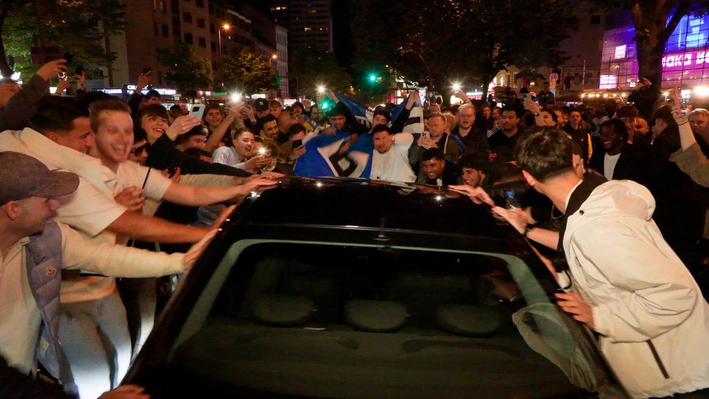 Der Aufstieg ist geschafft! Feiernde HSV-Fans auf der Reeperbahn.