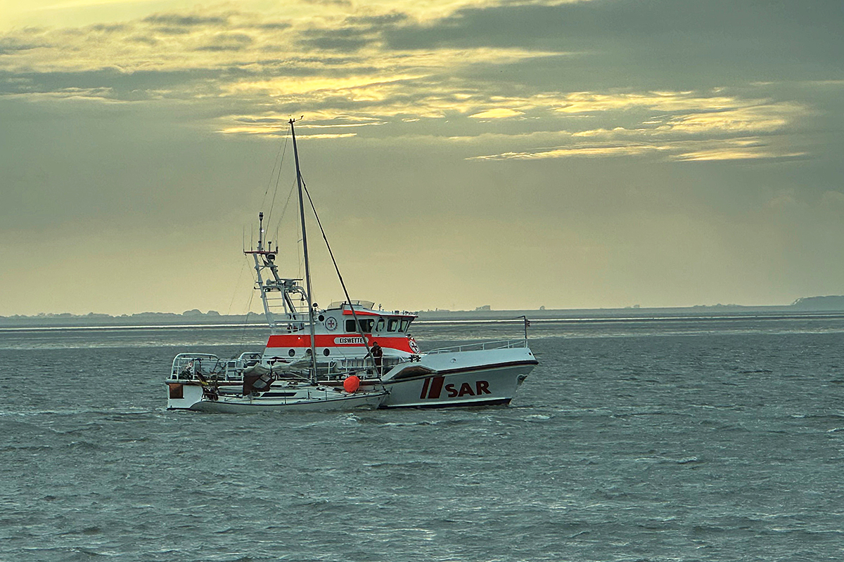 Die „Eiswette“ schleppt das havarierte Segelboot an Land.