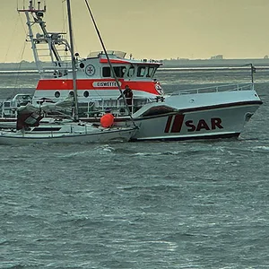 Die „Eiswette“ schleppt das havarierte Segelboot an Land.