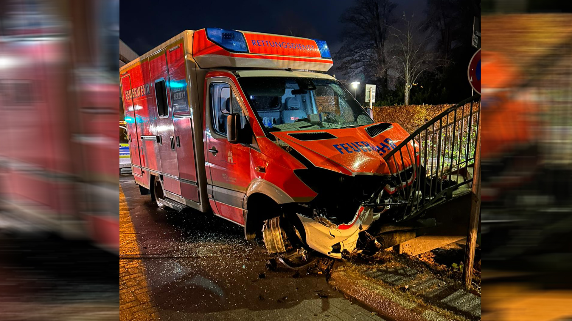 Der geklaute Rettungswagen steht demoliert an einer Treppe