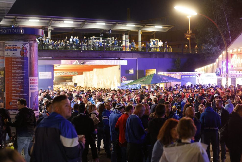 Menschenmassen nach dem HSV-Spiel gegen Ulm an der S-Bahnstation Stellingen.