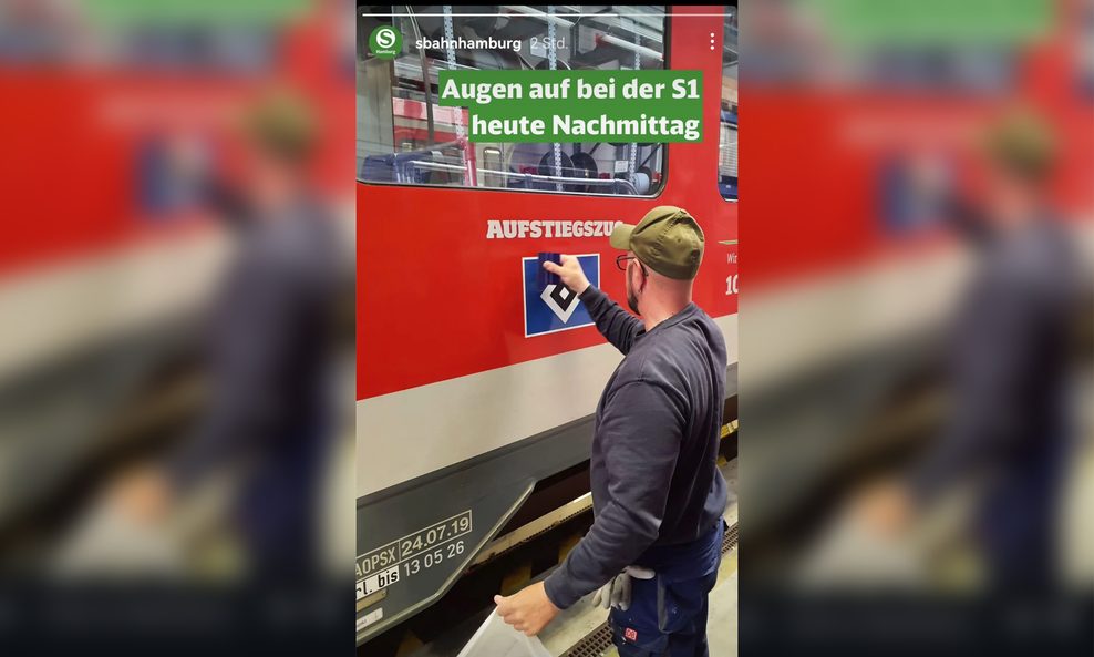 HSV-Aufkleber auf S-Bahn