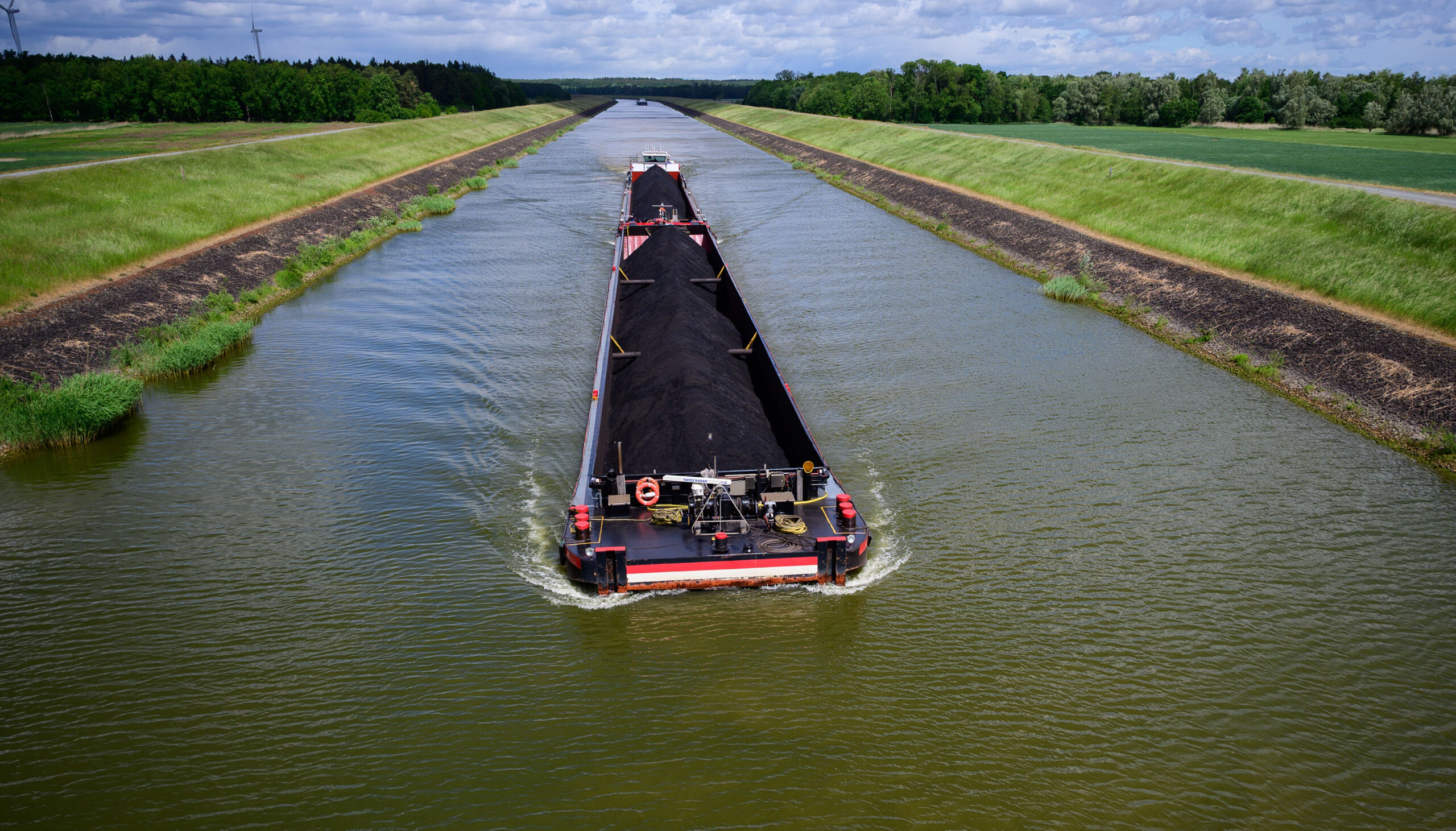 Das ferngesteuerte Binnenschiff „Niedersachsen 2“ fährt auf dem Elbe-Seitenkanal.