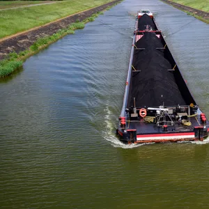 Das ferngesteuerte Binnenschiff „Niedersachsen 2“ fährt auf dem Elbe-Seitenkanal.