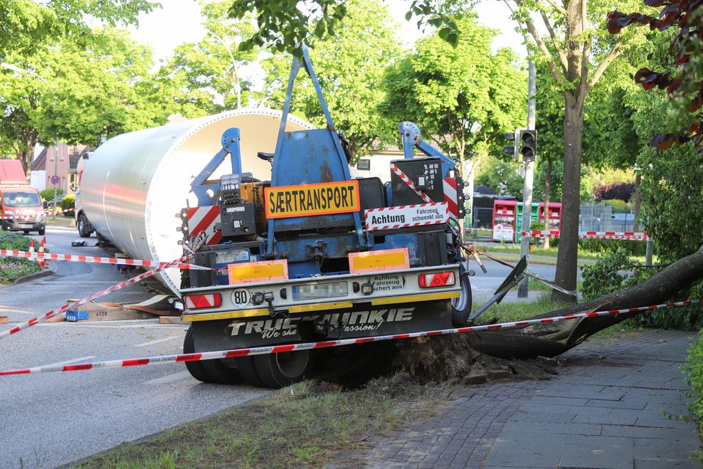 Wann der Schwertransporter und seine Ladung geborgen werden können, ist noch unklar.
