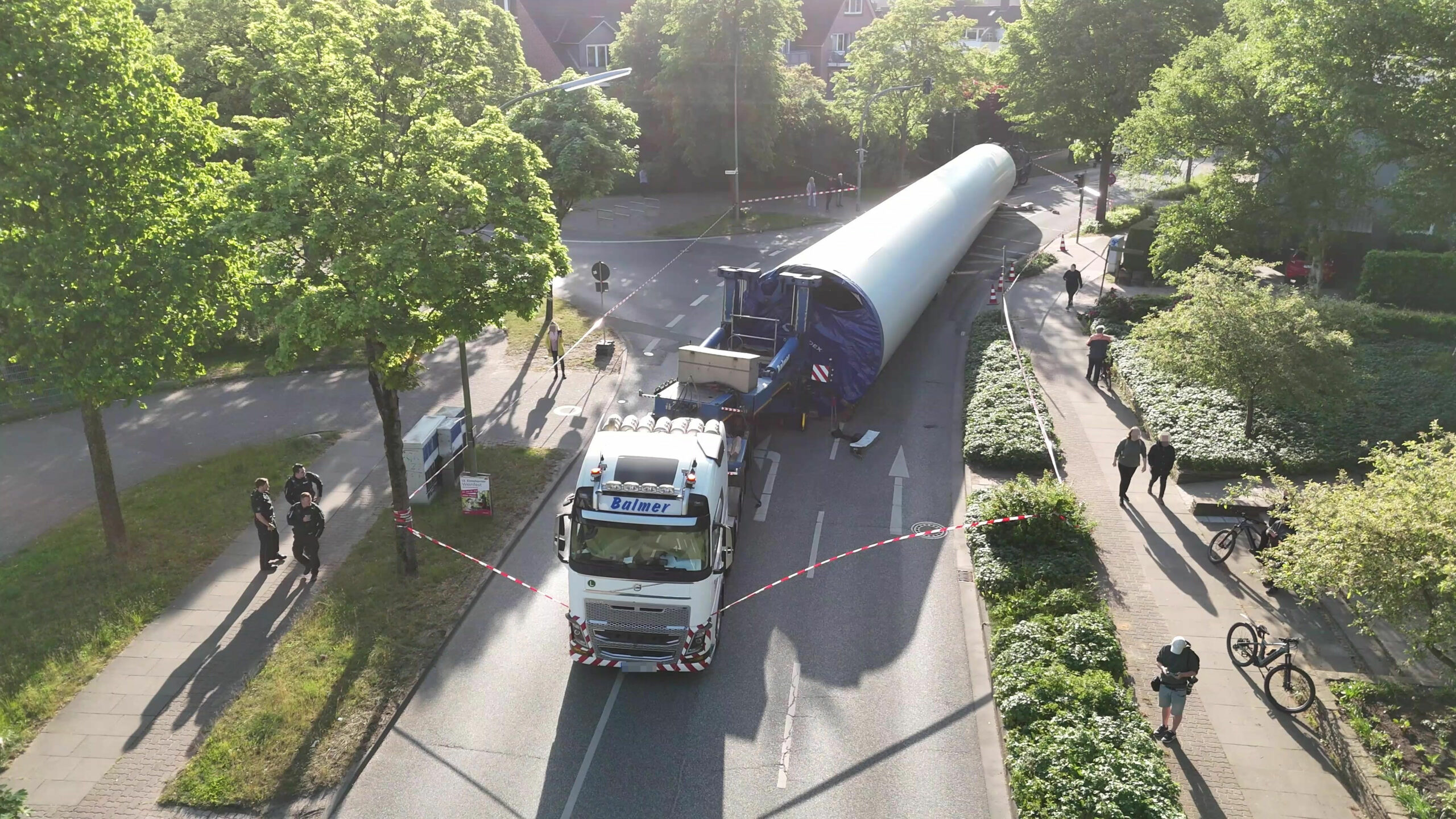 Die 70 Tonnen schwere Röhre ist komplett vom Auflieger gerutscht, die Bergung gestaltet sich extrem schwierig.