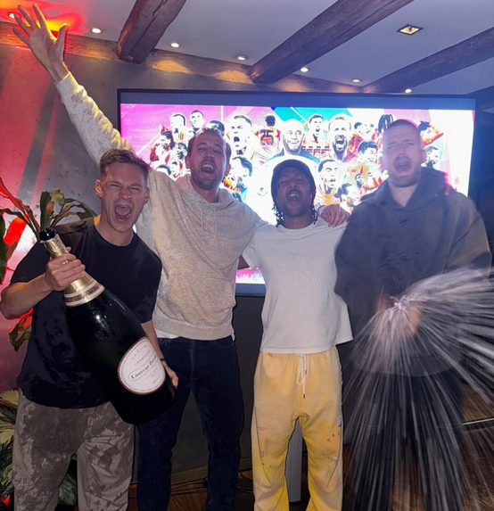 Joshua Kimmich, Harry Kane, Serge Gnabry und Eric Dier feiern mit einer riesigen Champagne-Flasche