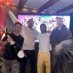 Joshua Kimmich, Harry Kane, Serge Gnabry und Eric Dier feiern mit einer riesigen Champagne-Flasche