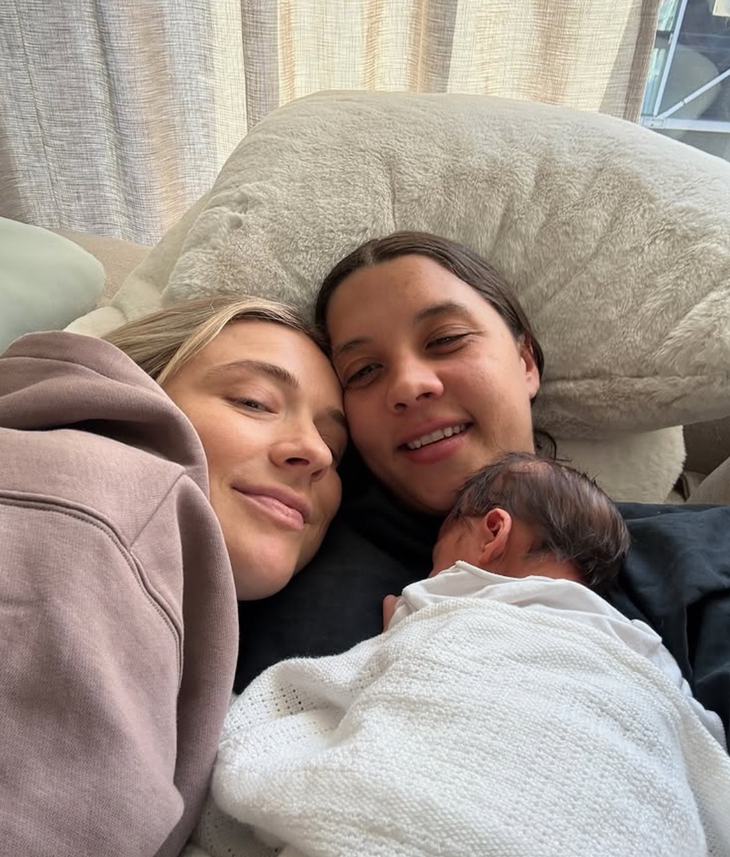 Kristie Mewis und Sam Kerr halten ihr Baby