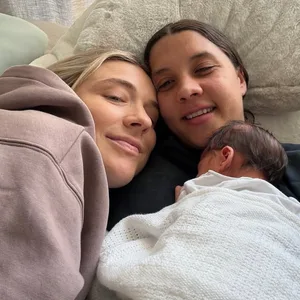 Kristie Mewis und Sam Kerr halten ihr Baby
