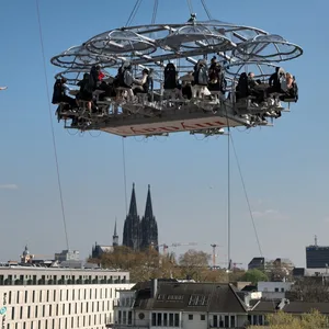 Ein Kran zieht die Plattform des „Showdinner in the Sky“ (hier in Köln, Archivbild) auf 50 Meter Höhe..