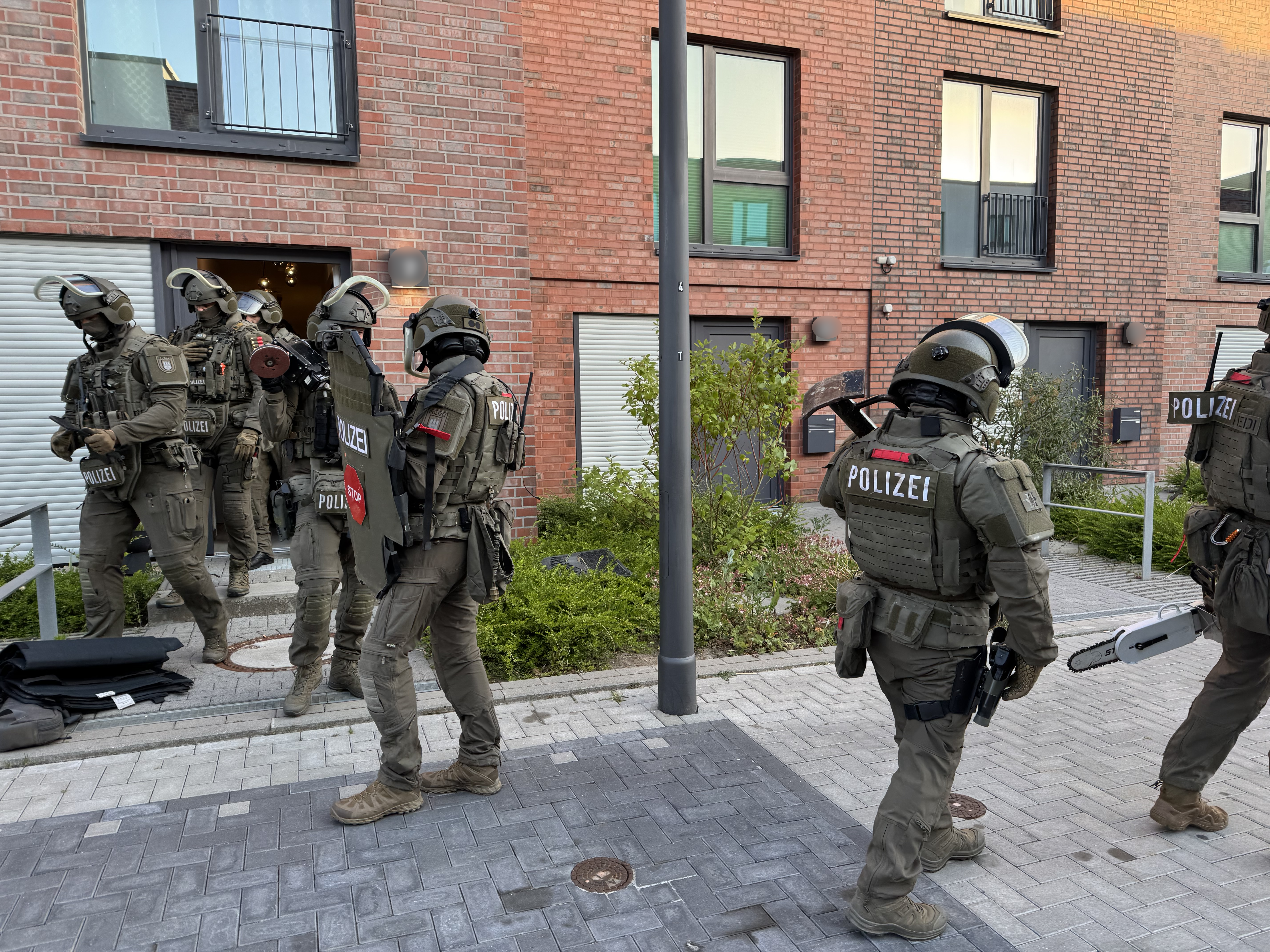 Eine Einheit des SEK am Donnerstagvormittag vor dem Haus in Tonndorf.