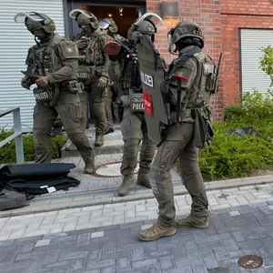 Eine Einheit des SEK am Donnerstagvormittag vor dem Haus in Tonndorf.