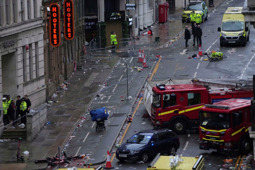 Rettungsfahrzeuge auf der Water Street in Liverpool.