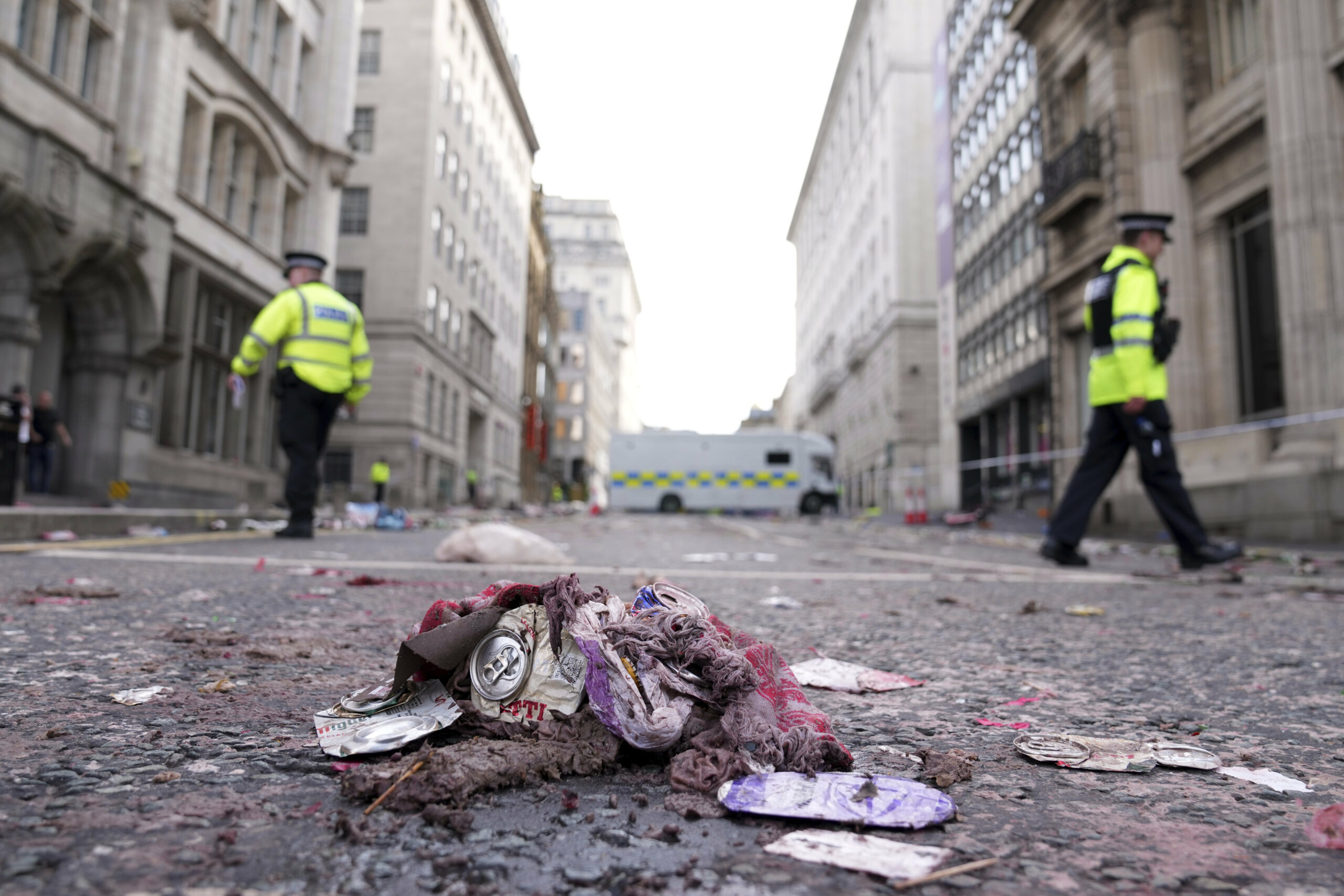 Müll liegt auf der Straße in der Nähe des Ortes, an dem ein 53-jähriger Brite mit einem Minivan in eine Menge von Liverpooler Fußballfans gefahren war, die am Montag die Meisterschaft der Stadt in der Premier League feierten. Dabei wurden mehr als 45 Menschen verletzt.