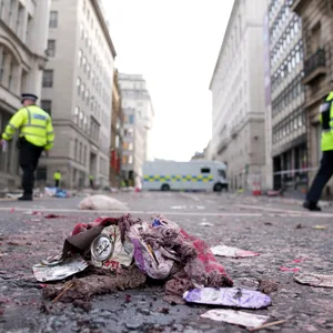 Müll liegt auf der Straße in der Nähe des Ortes, an dem ein 53-jähriger Brite mit einem Minivan in eine Menge von Liverpooler Fußballfans gefahren war, die am Montag die Meisterschaft der Stadt in der Premier League feierten. Dabei wurden mehr als 45 Menschen verletzt.
