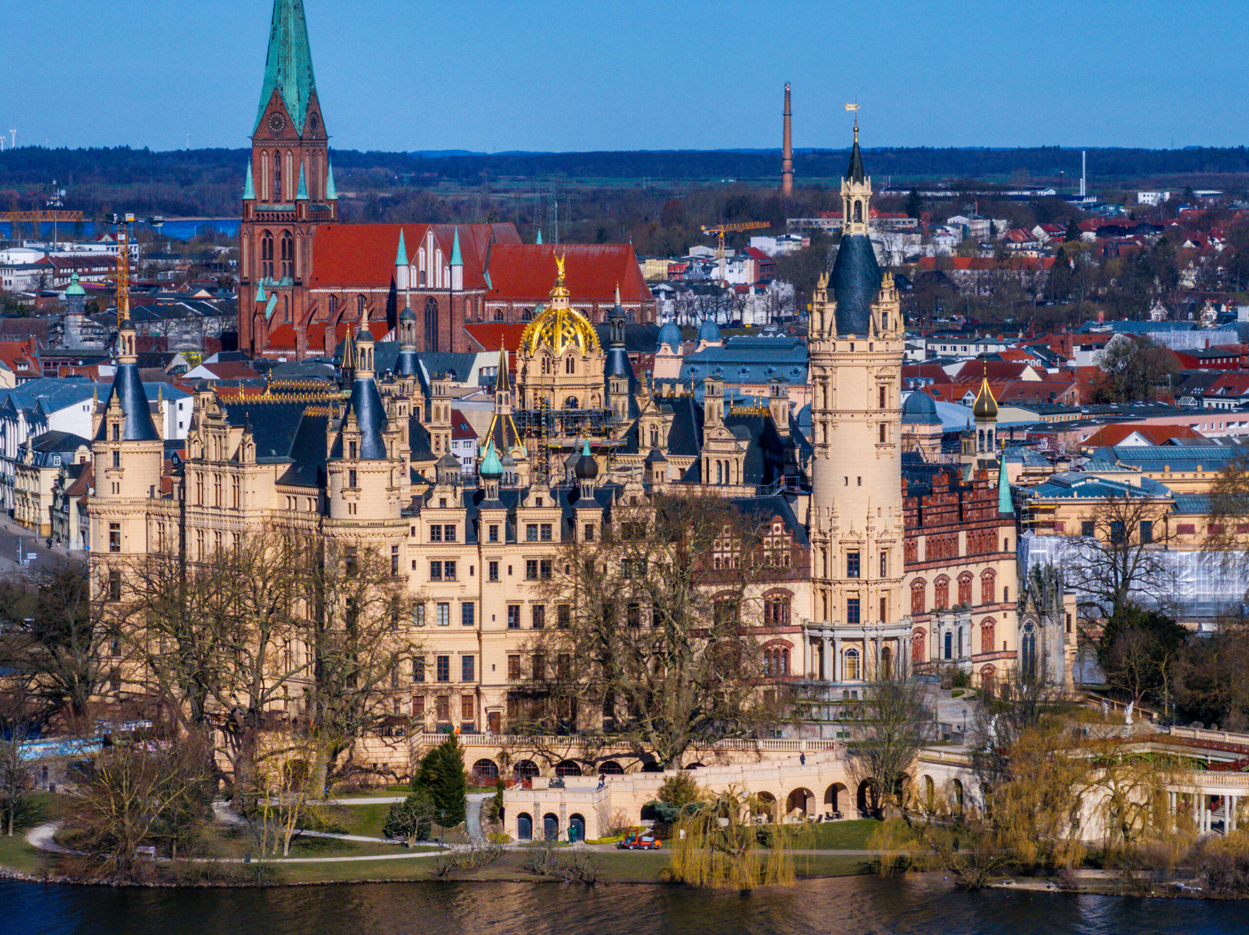 Das Schloss auf einer Insel im Schweriner See war jahrhundertelang die Residenz der mecklenburgischen Herzöge und Großherzöge und ist heute Sitz des Landtages von Mecklenburg-Vorpommern.