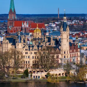 Das Schloss auf einer Insel im Schweriner See war jahrhundertelang die Residenz der mecklenburgischen Herzöge und Großherzöge und ist heute Sitz des Landtages von Mecklenburg-Vorpommern.