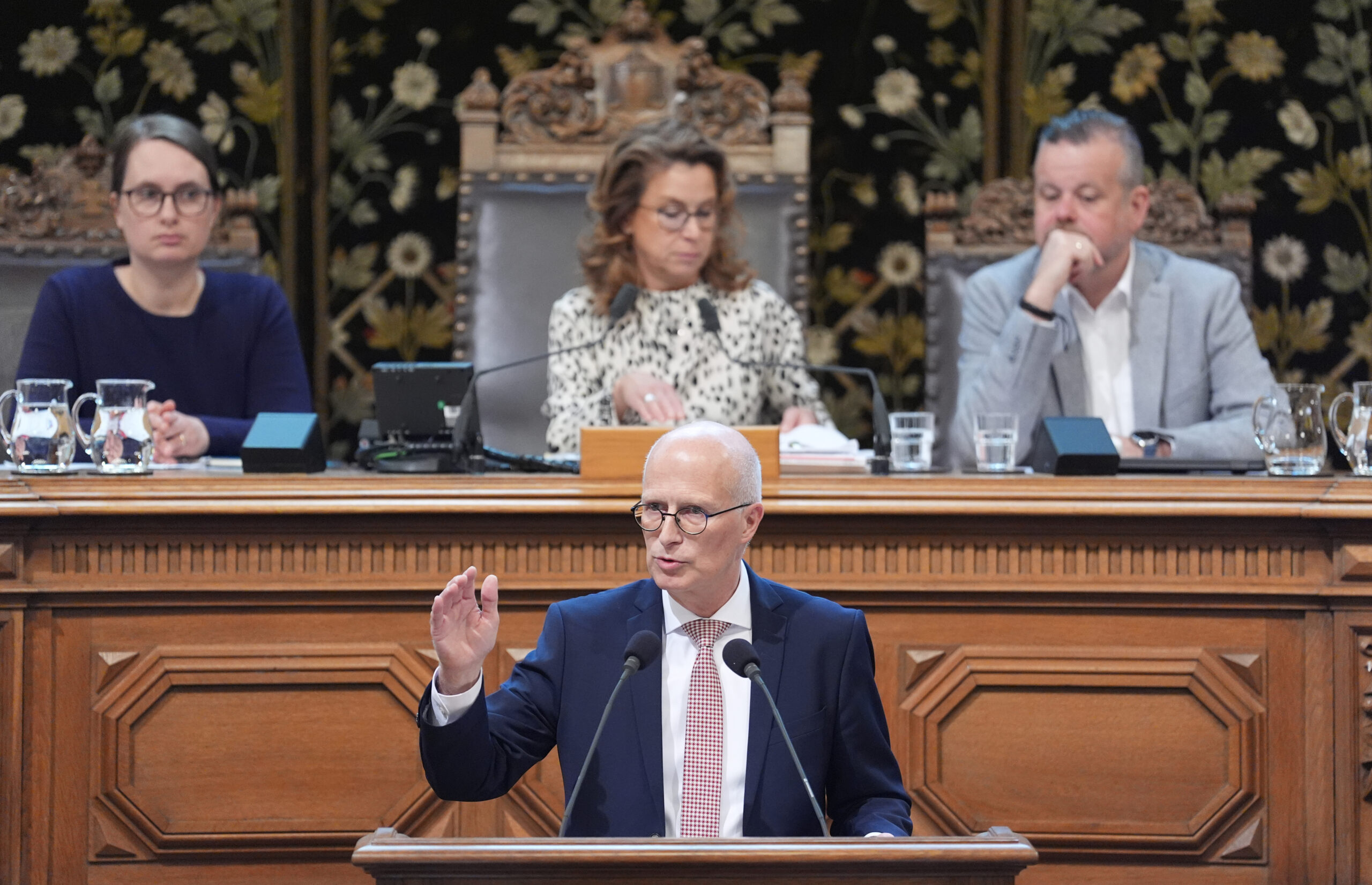 Peter Tschentscher (SPD), Erster Bürgermeister und Präsident des Senats der Freien und Hansestadt Hamburg, hält eine Regierungserklärung während der Sitzung der Hamburgischen Bürgerschaft im Rathaus.