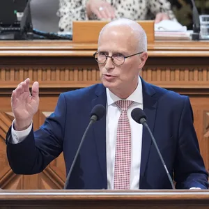 Peter Tschentscher (SPD), Erster Bürgermeister und Präsident des Senats der Freien und Hansestadt Hamburg, hält eine Regierungserklärung während der Sitzung der Hamburgischen Bürgerschaft im Rathaus.