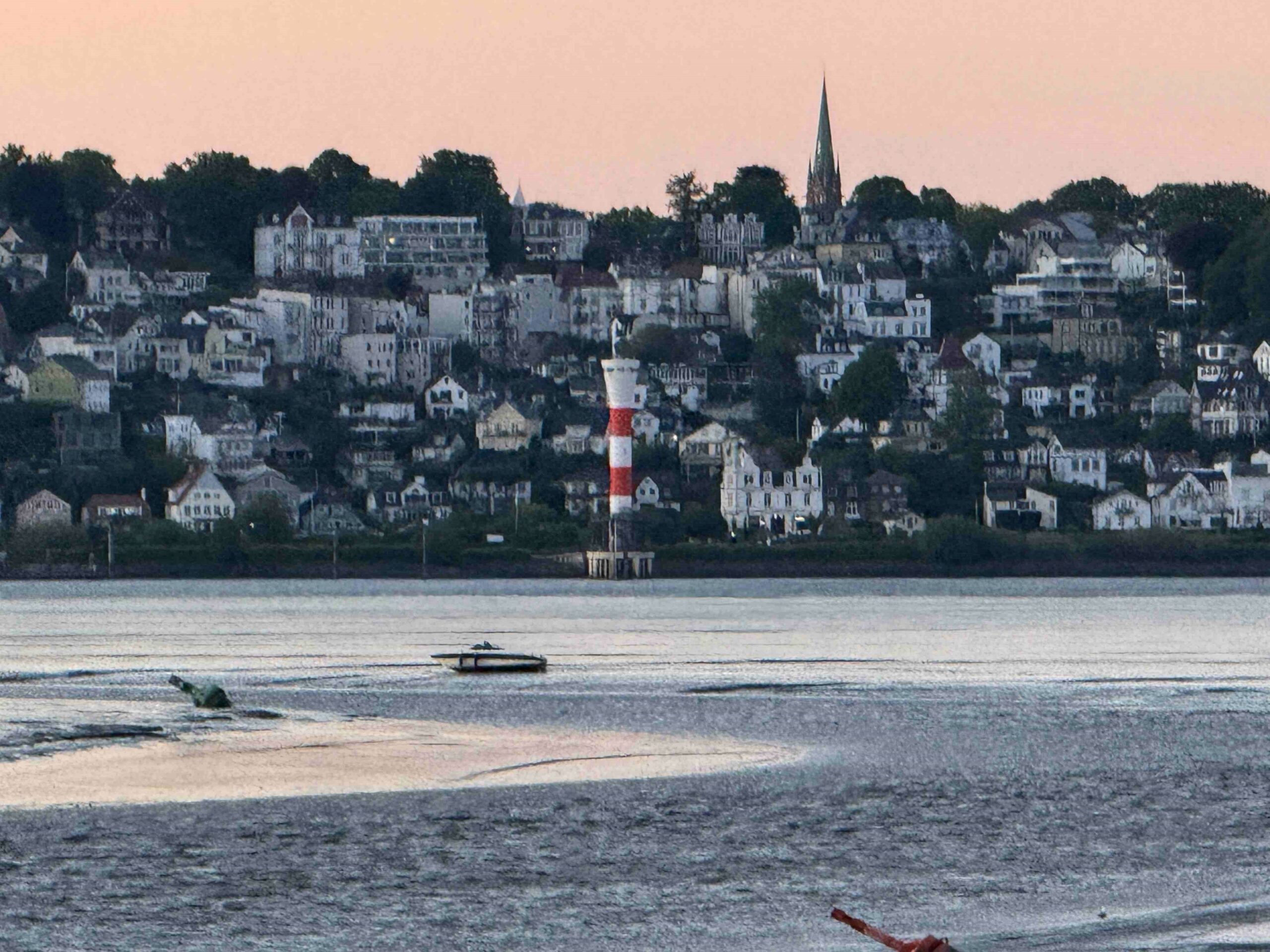 Desater bei Auslaufparade vor Blankenese – Sportboot fährt sich im Elbschlick fest