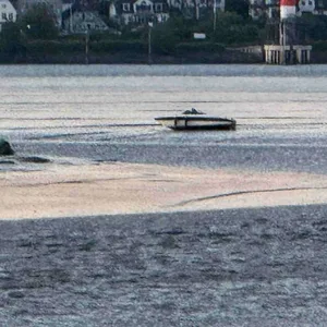 Desater bei Auslaufparade vor Blankenese – Sportboot fährt sich im Elbschlick fest