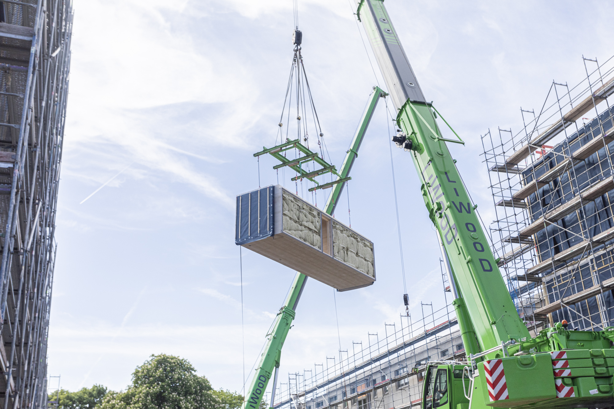 Hier fliegt ein Viertel einer neuen Wohnung auf ein SAGA-Mietshaus in Horn.