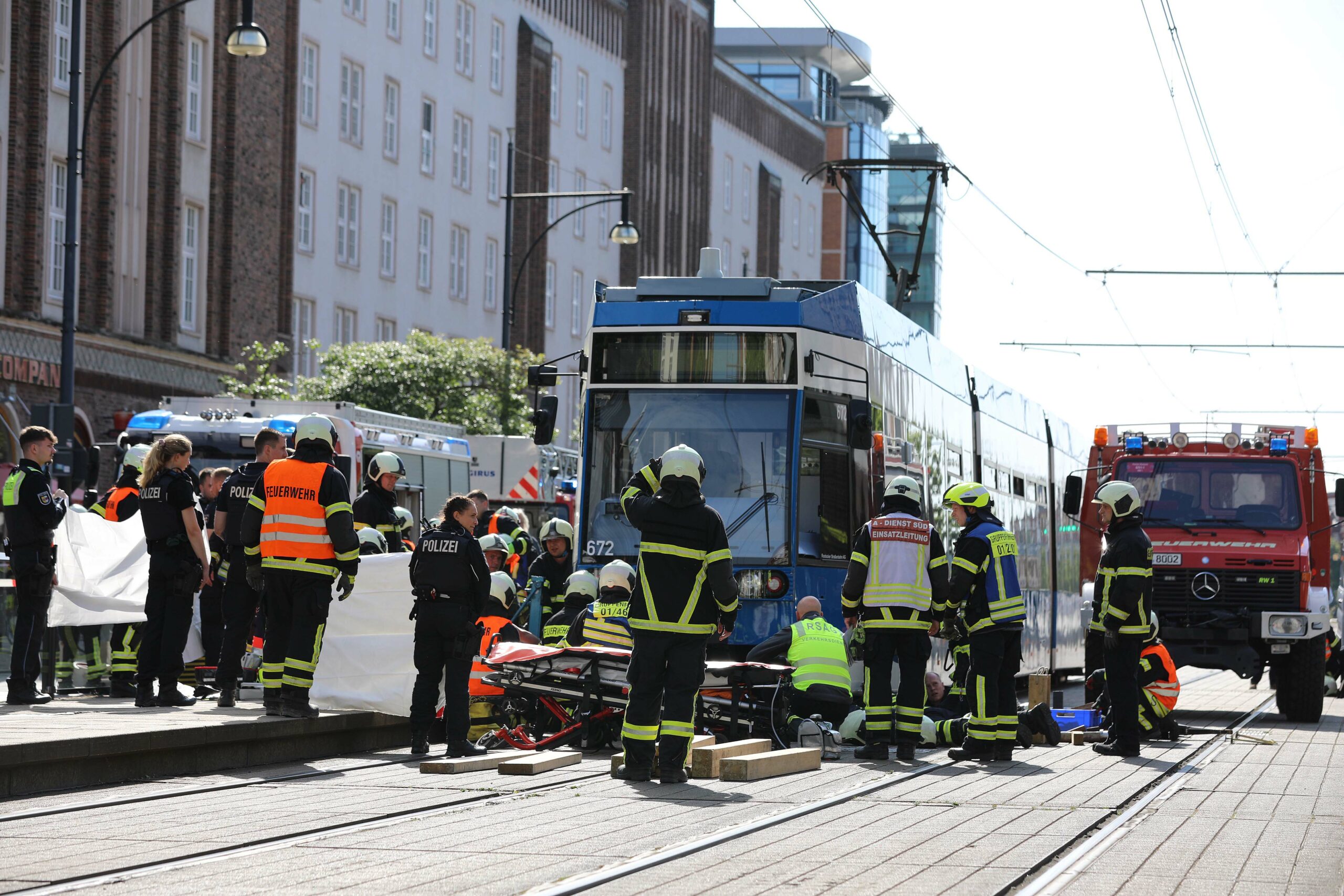 In der Rostocker Innenstadt ist ein Kind vor eine Straßenbahn gefallen und schwer verletzt worden.