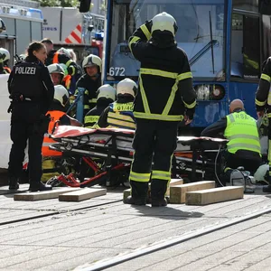 In der Rostocker Innenstadt ist ein Kind vor eine Straßenbahn gefallen und schwer verletzt worden.