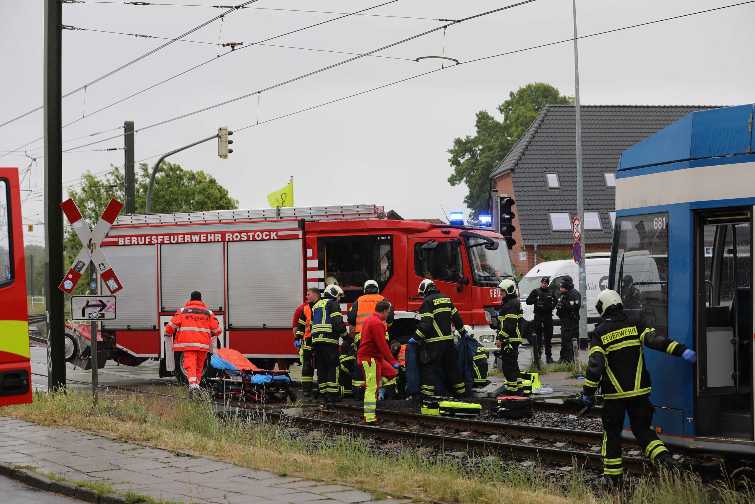 Der Mann wurde von der Tram erfasst und starb noch vor Ort.