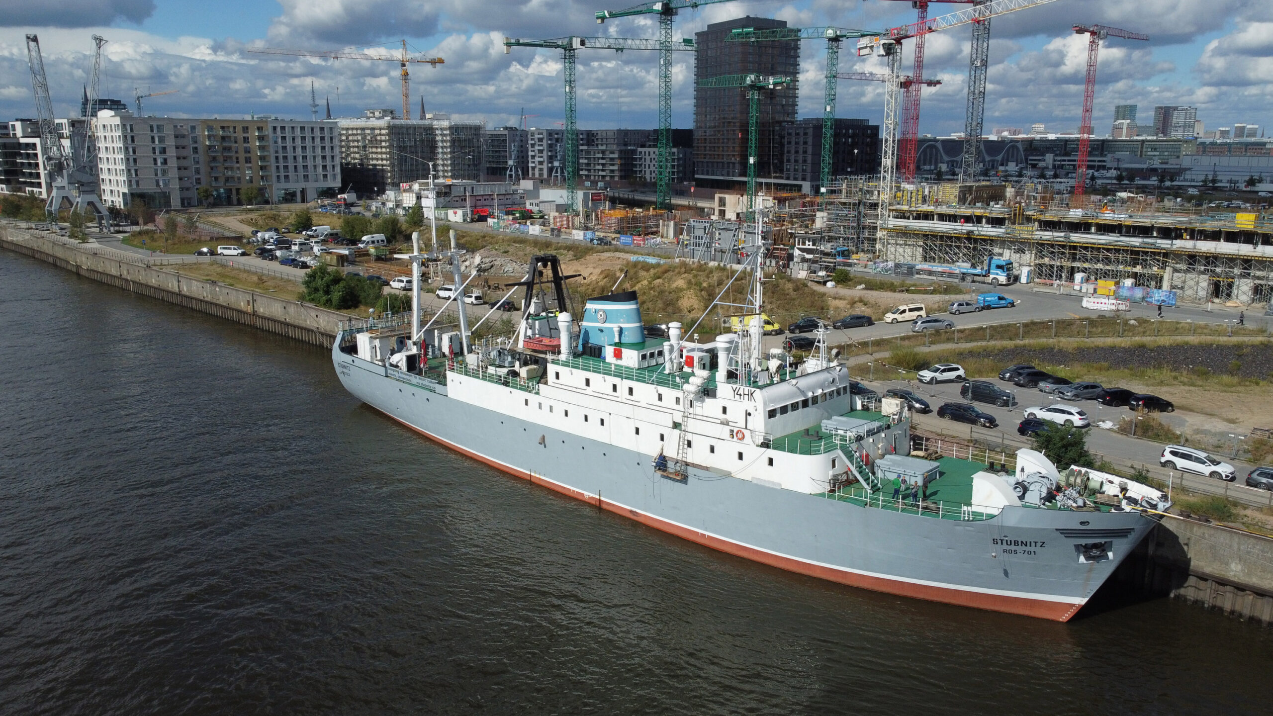 Die „MS Stubnitz“ liegt nahe den Elbbrücken.