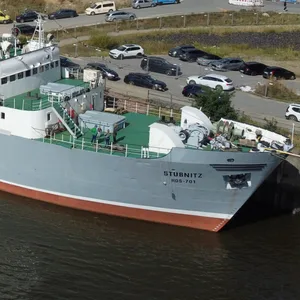 Die „MS Stubnitz“ liegt nahe den Elbbrücken.