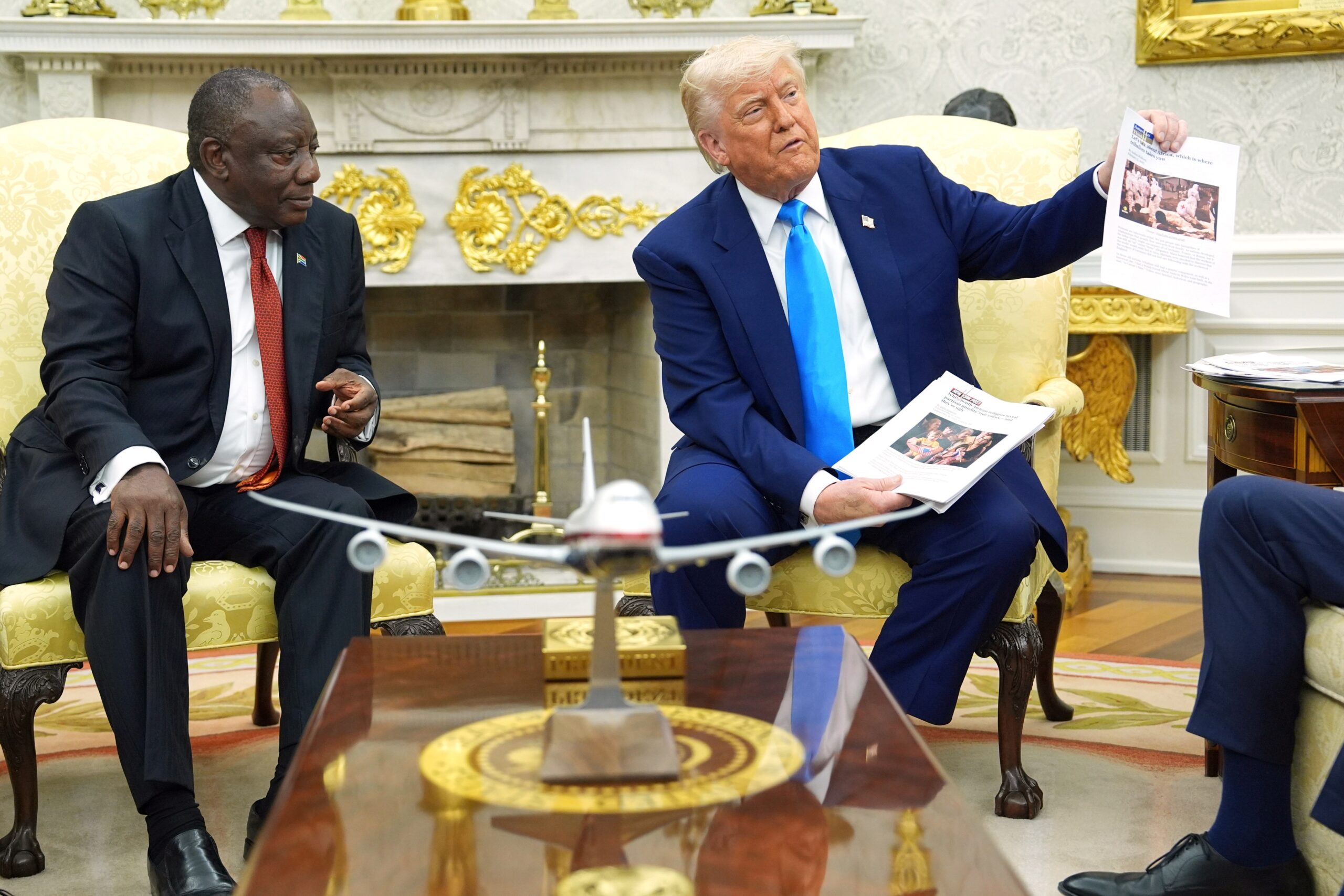 US-Präsident Donald Trump (r.) zeigt Dokumente, während er Südafrikas Präsident Cyril Ramaphosa im Oval Office des Weißen Hauses trifft.