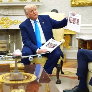 US-Präsident Donald Trump (r.) zeigt Dokumente, während er Südafrikas Präsident Cyril Ramaphosa im Oval Office des Weißen Hauses trifft.