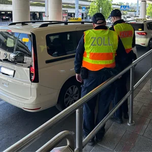 Zollkräfte am Flughafen