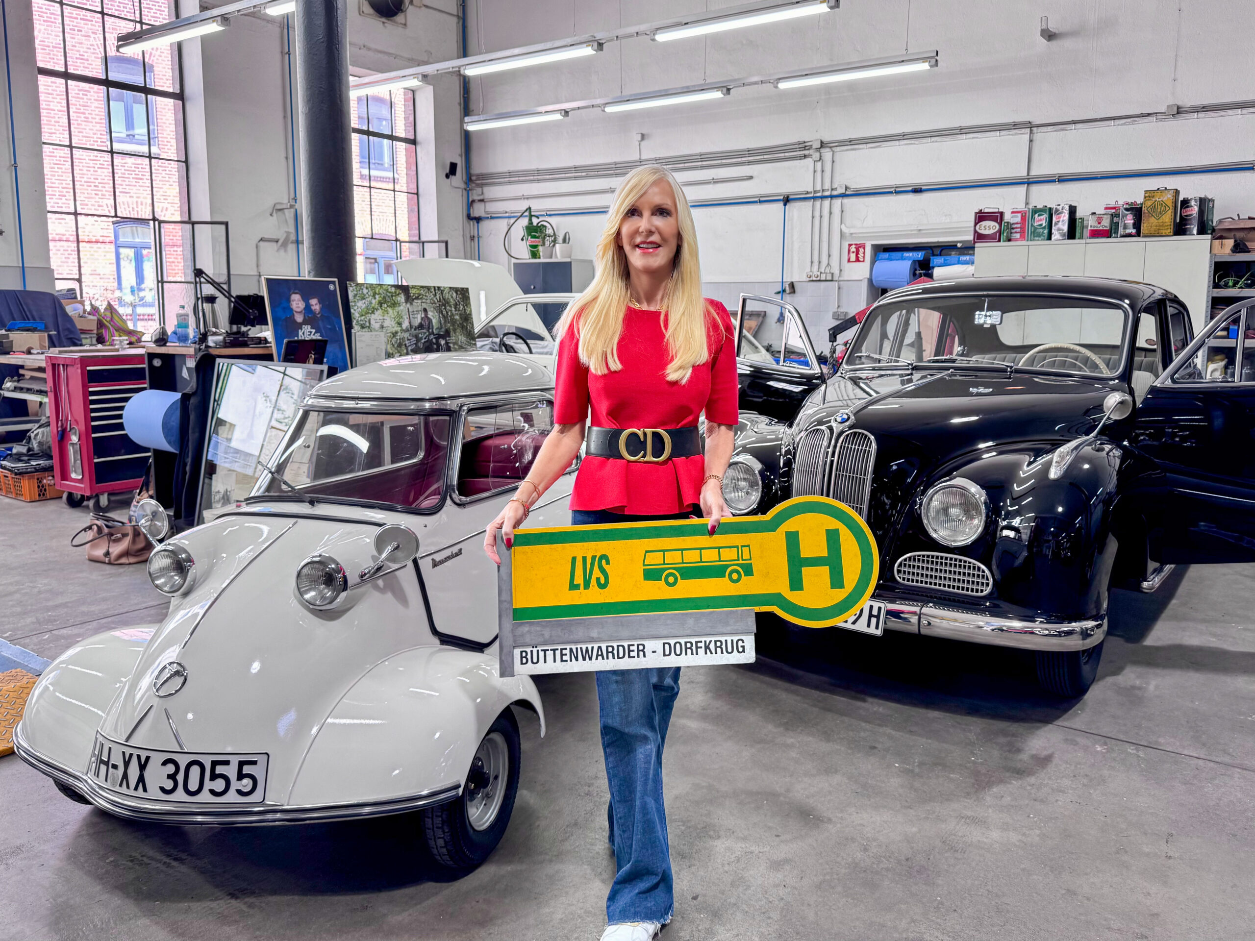 Marion Fedder vor Oldtimern