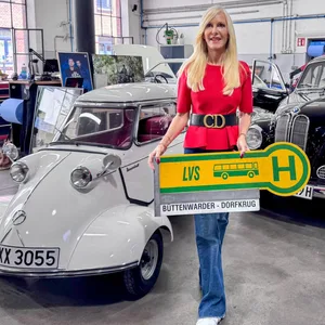 Marion Fedder vor Oldtimern
