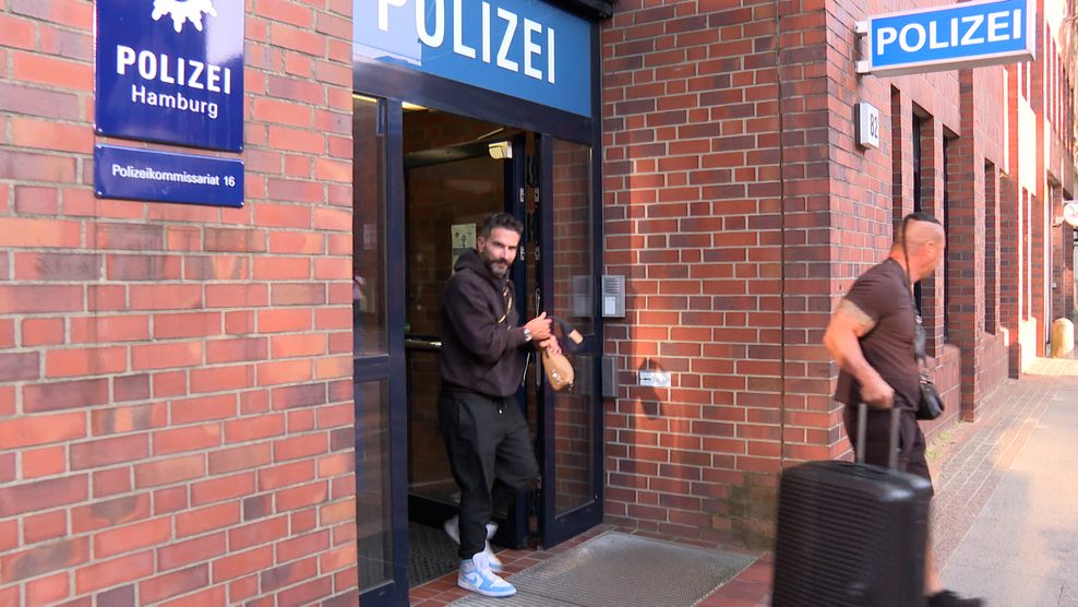 Marc Terenzi, als er aus dem Polizeikommisariat kommt.