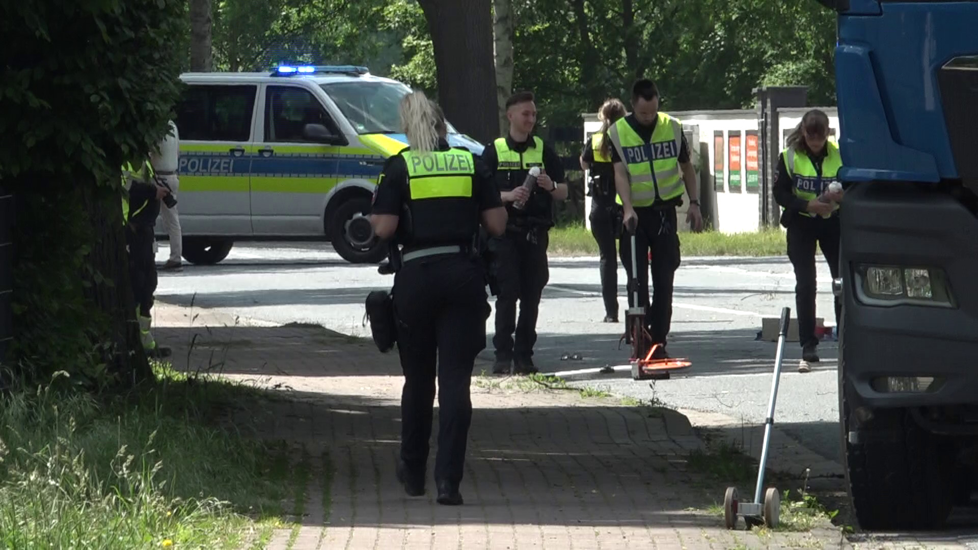 Die Polizei ist an der Unfallstelle vor Ort.