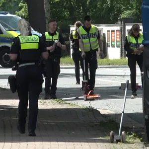 Die Polizei ist an der Unfallstelle vor Ort.